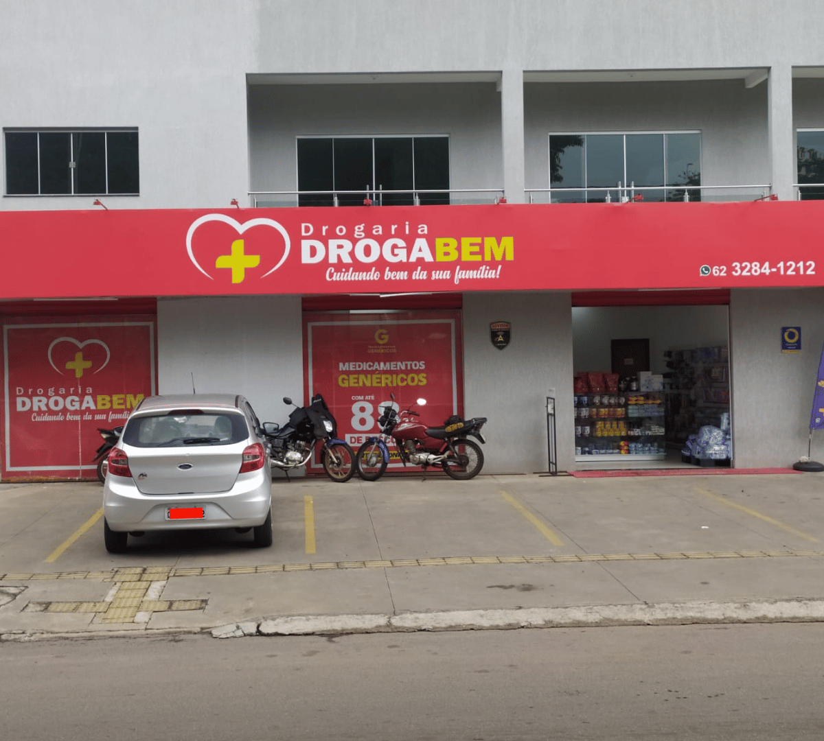 Farmacêutica atendendo cliente com atenção e cuidado
