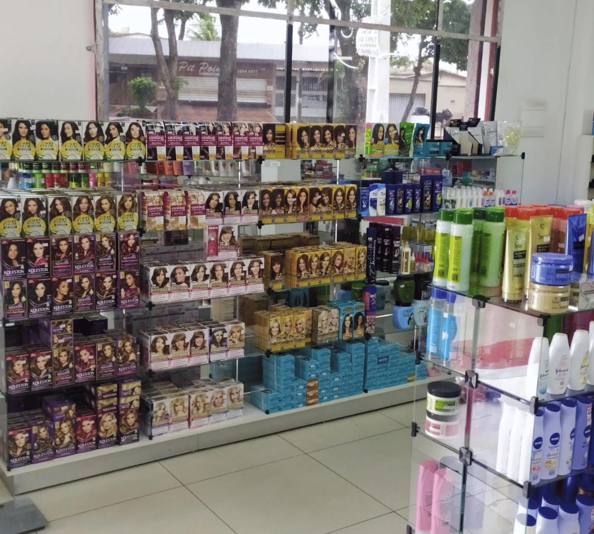 Corredor com ampla variedade de produtos de saúde e bem-estar